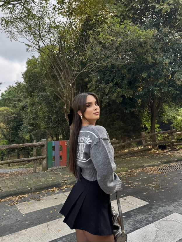 Gri Sırt Baskılı Crop Hırka