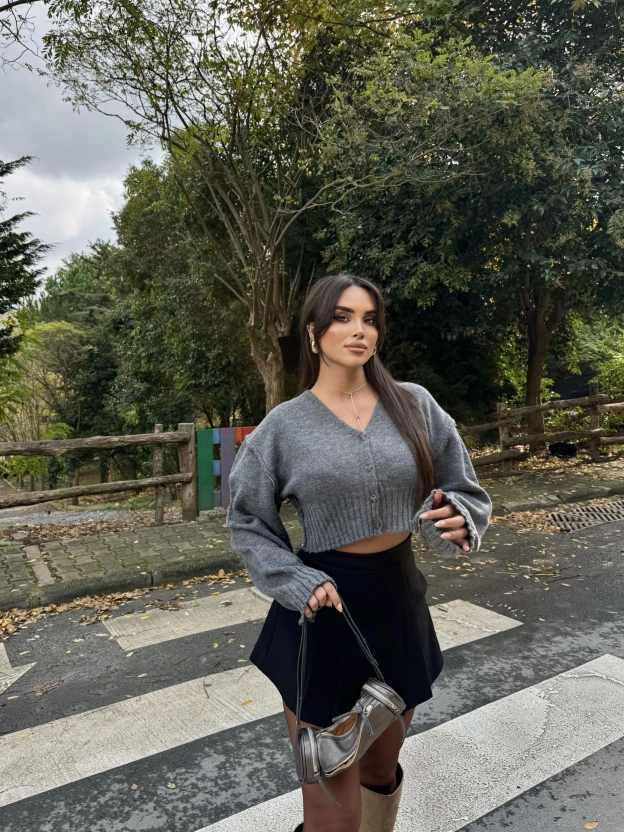 Gri Sırt Baskılı Crop Hırka