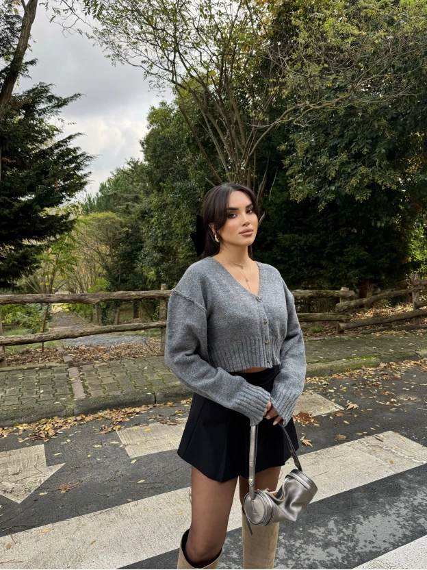 Gri Sırt Baskılı Crop Hırka