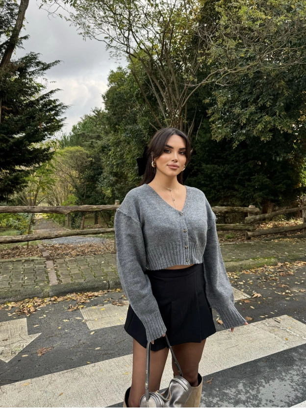 Gri Sırt Baskılı Crop Hırka