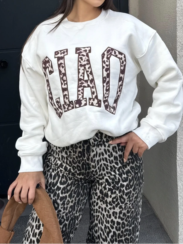 Beyaz Nakışlı Oversize Sweatshirt