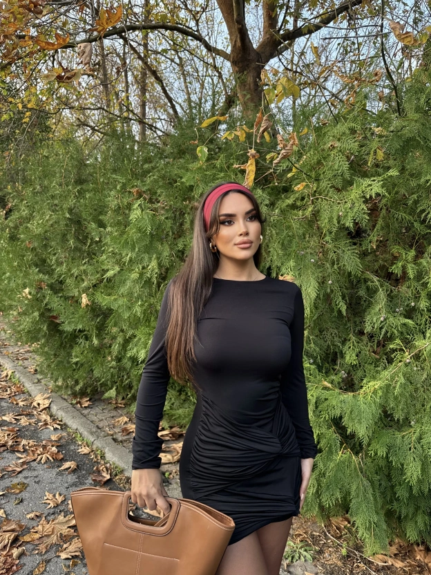 Siyah Burgulu Kısa Elbise