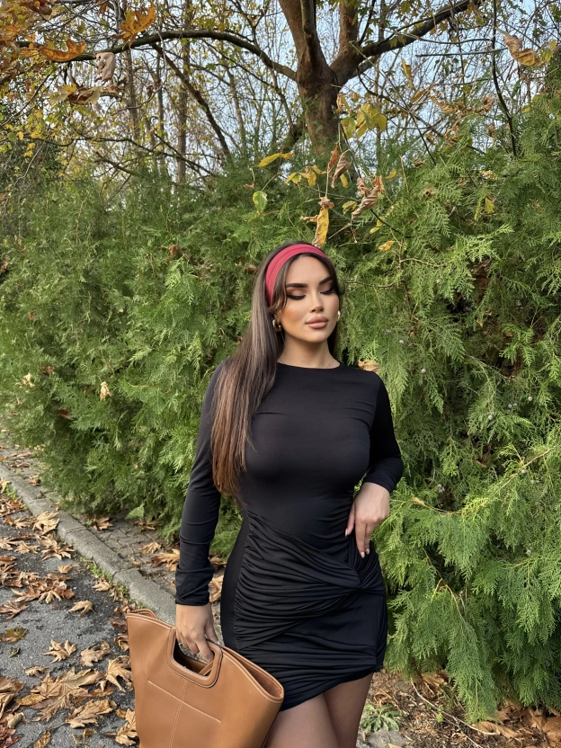 Siyah Burgulu Kısa Elbise