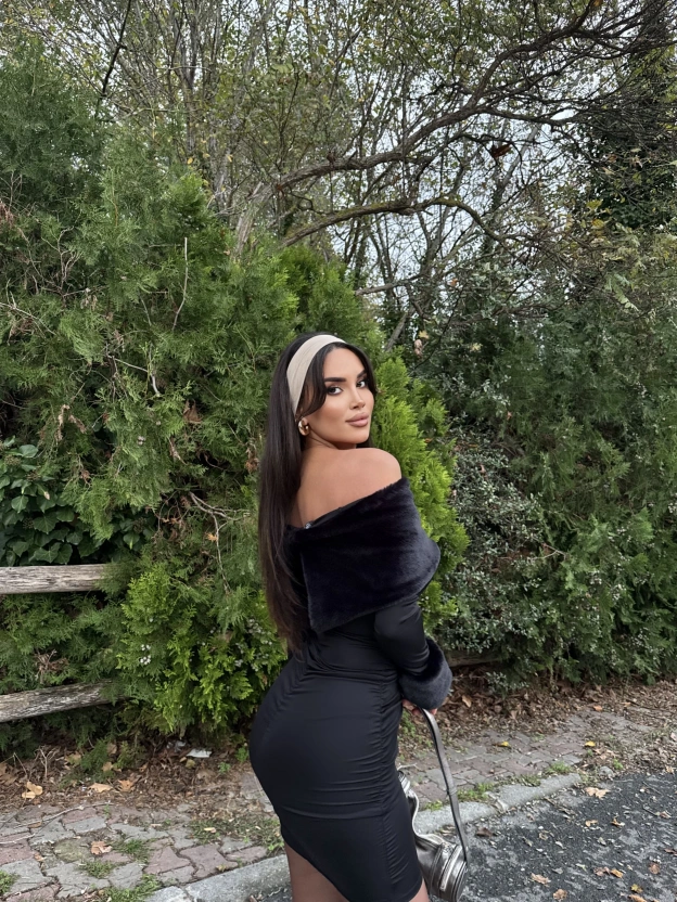 Siyah Kürklü Madonna Yaka Elbise