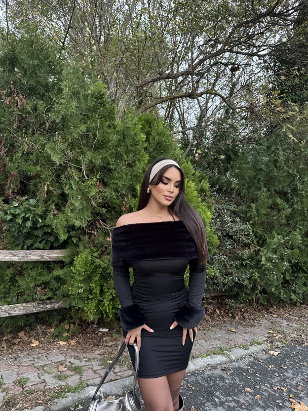 Siyah Kürklü Madonna Yaka Elbise