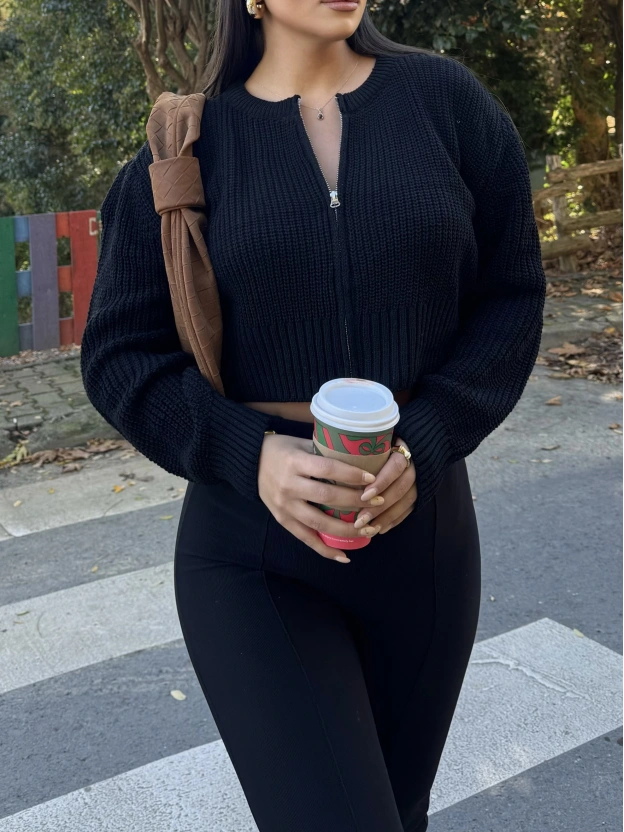 Siyah Fermuarlı Triko Hırka