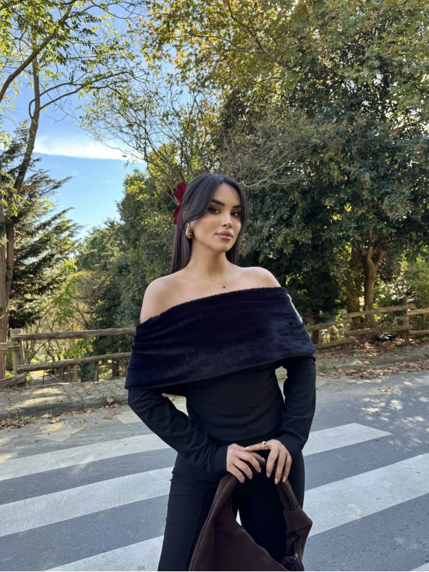 Siyah Kürk Detay Madonna Bluz