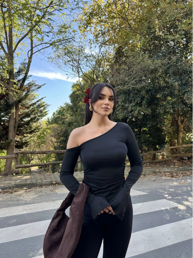 Siyah Tek Omuz Büzgülü Asimetrik Crop
