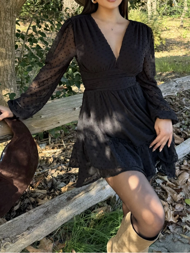 Siyah V Yaka Güpürlü Elbise