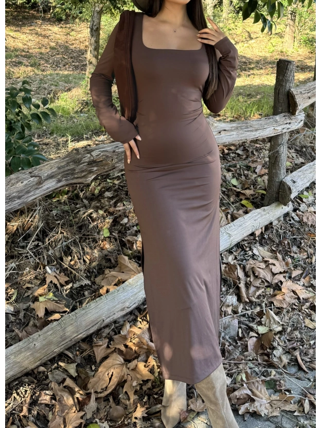 Kahverengi Kare Yaka Yırtmaçlı Uzun Elbise