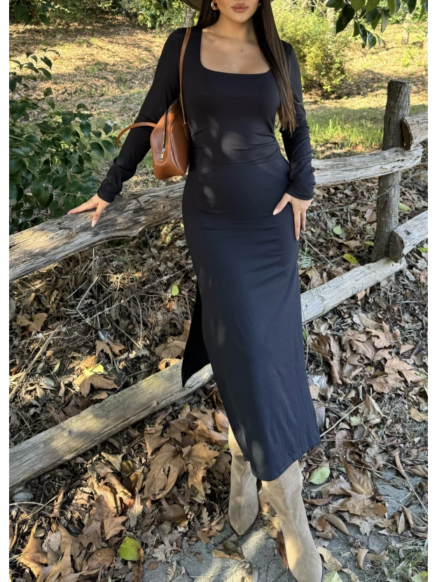 Siyah Kare Yaka Yırtmaçlı Uzun Elbise