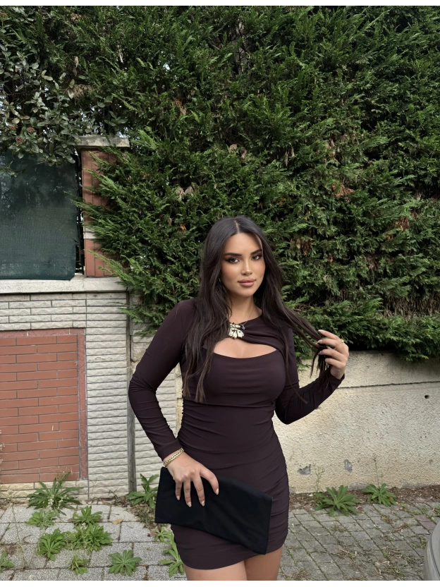 Kahverengi Göğüs Tokalı Mini Elbise
