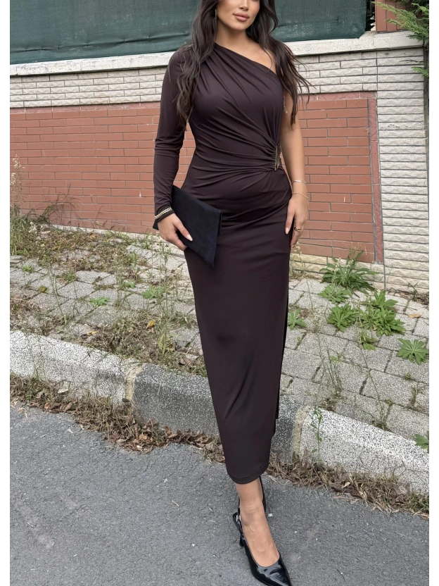 Kahverengi Tek Kol Tokalı Uzun Elbise