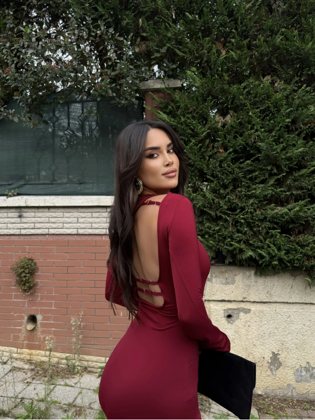 Bordo Sırt Dekolteli Uzun Elbise
