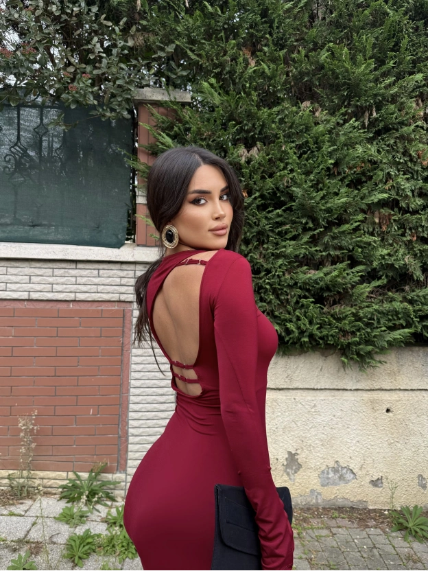 Bordo Sırt Dekolteli Uzun Elbise