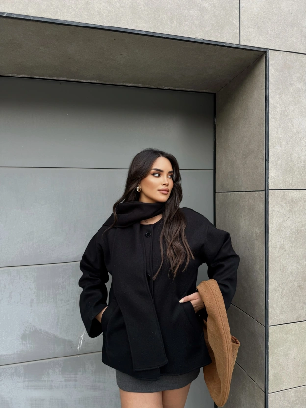 Siyah Atkılı Kaşe Mont