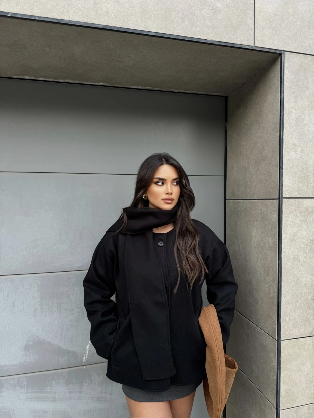 Siyah Atkılı Kaşe Mont