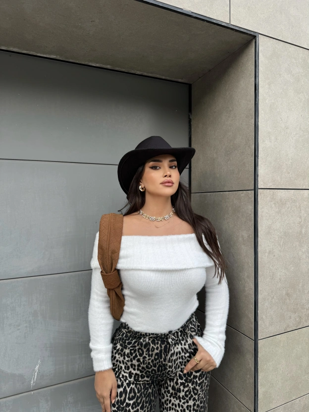 Beyaz Yumoş Madonna Yaka Kazak