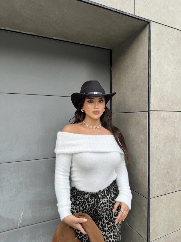 Beyaz Yumoş Madonna Yaka Kazak