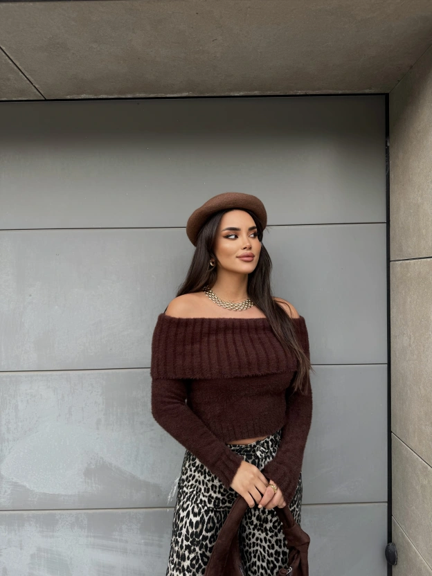 Kahverengi Yumoş Madonna Yaka Kazak