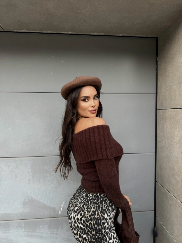 Kahverengi Yumoş Madonna Yaka Kazak