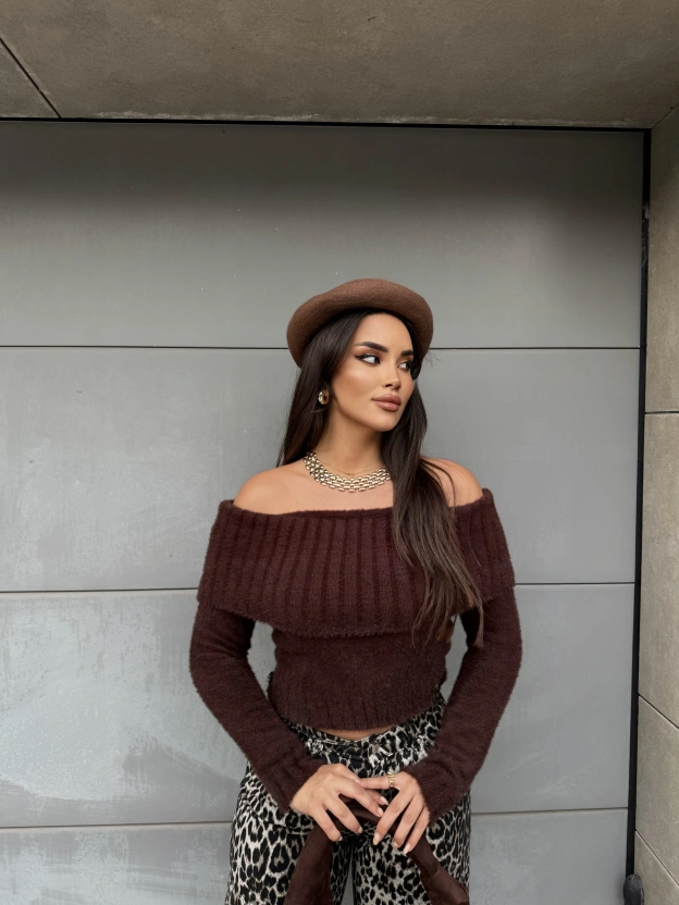 Kahverengi Yumoş Madonna Yaka Kazak