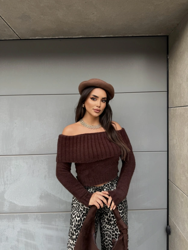 Kahverengi Yumoş Madonna Yaka Kazak