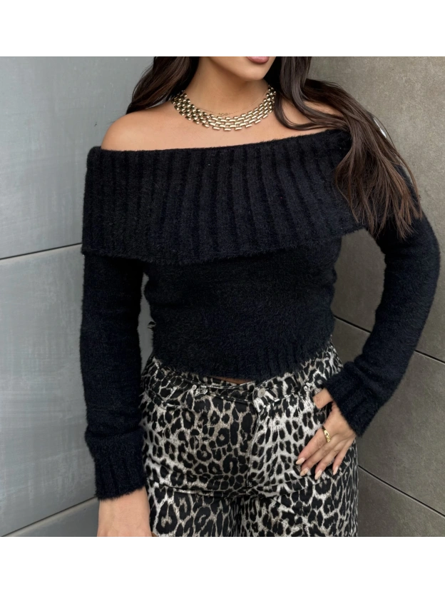 Siyah Yumoş Madonna Yaka Kazak