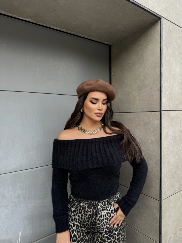 Siyah Yumoş Madonna Yaka Kazak