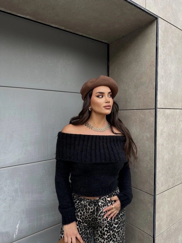 Siyah Yumoş Madonna Yaka Kazak