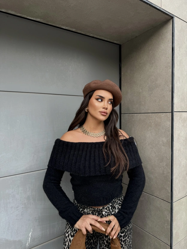 Siyah Yumoş Madonna Yaka Kazak