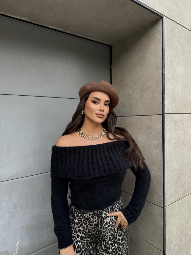 Siyah Yumoş Madonna Yaka Kazak