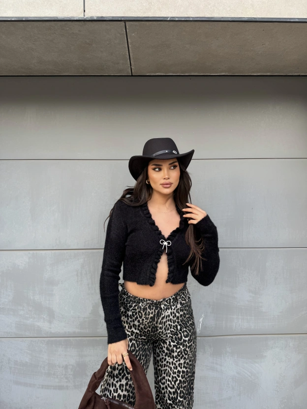 Siyah Fiyonk Aksesuarlı Triko Bluz