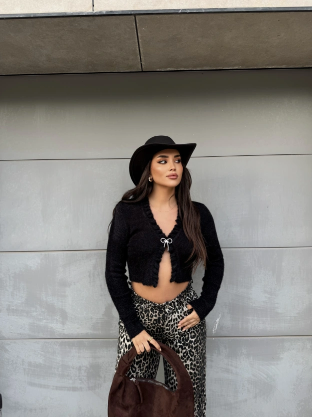 Siyah Fiyonk Aksesuarlı Triko Bluz