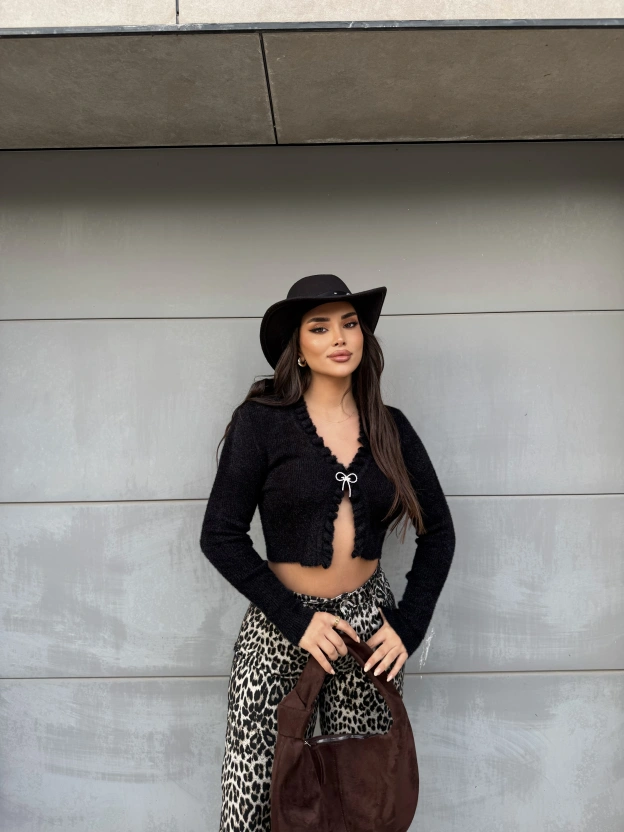 Siyah Fiyonk Aksesuarlı Triko Bluz