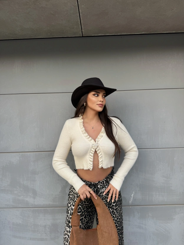 Krem Fiyonk Aksesuarlı Triko Bluz