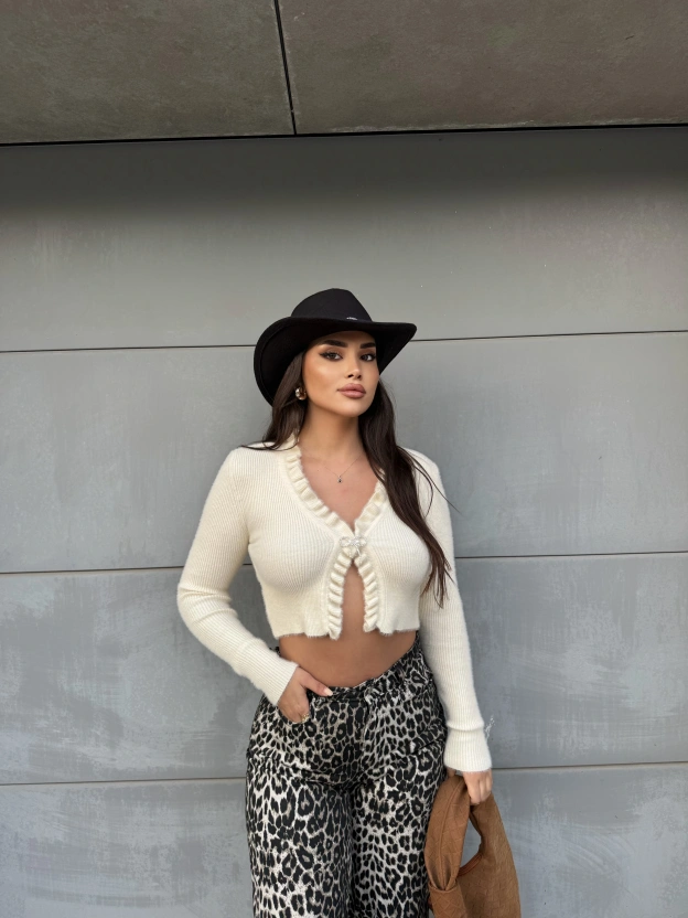 Krem Fiyonk Aksesuarlı Triko Bluz