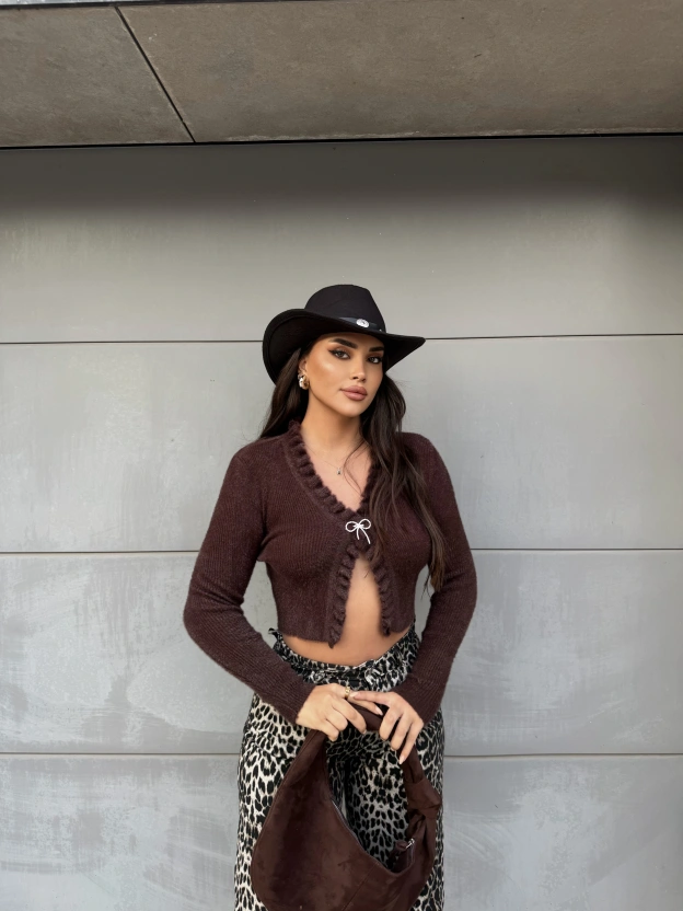 Kahverengi Fiyonk Aksesuarlı Triko Bluz