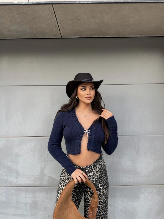 Lacivert Fiyonk Aksesuarlı Triko Bluz