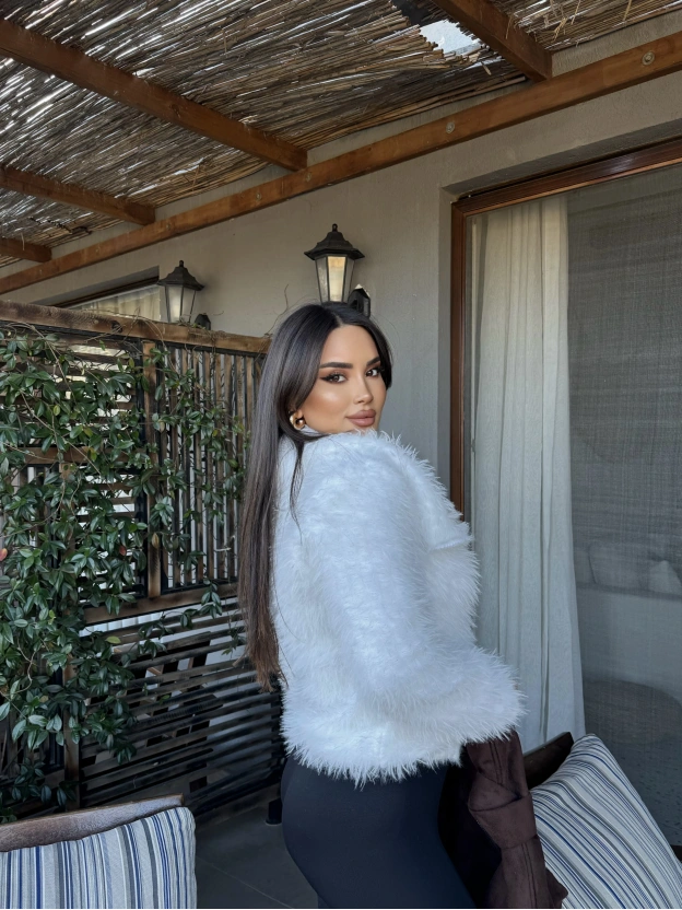 Beyaz Polo Yaka Taşlı Yumoş Kazak