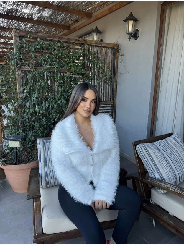 Beyaz Polo Yaka Taşlı Yumoş Kazak