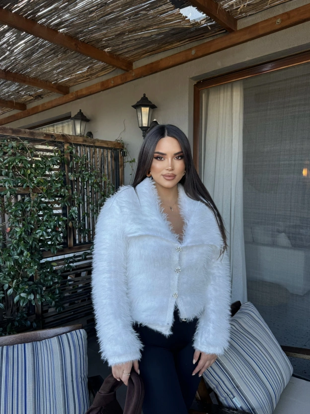 Beyaz Polo Yaka Taşlı Yumoş Kazak