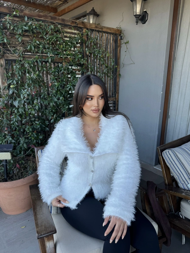 Beyaz Polo Yaka Taşlı Yumoş Kazak