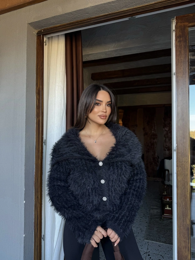 Siyah Polo Yaka Taşlı Yumoş Kazak