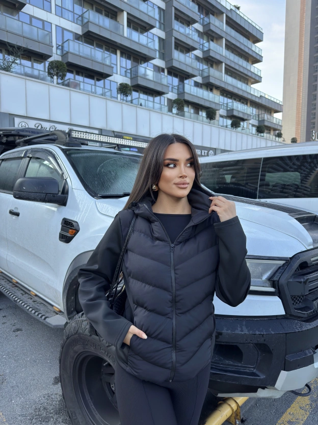 Siyah Kapüşonlu Range Mont