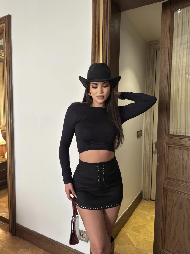 Siyah Zımbalı Süet Etek