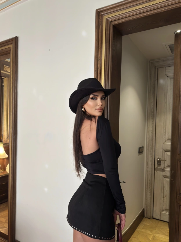 Siyah Zımbalı Süet Etek