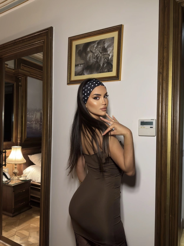 Kahverengi Askılı Dekolteli Mini Elbise