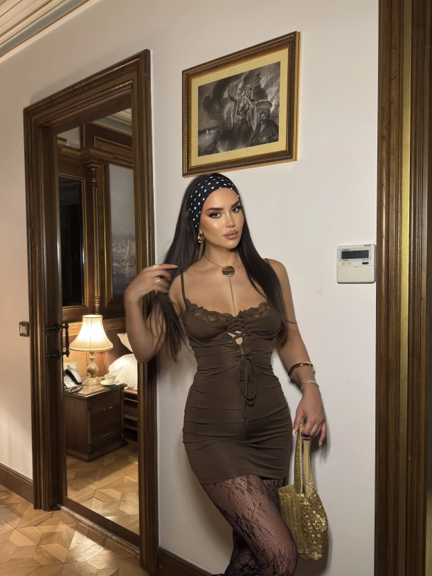 Kahverengi Askılı Dekolteli Mini Elbise