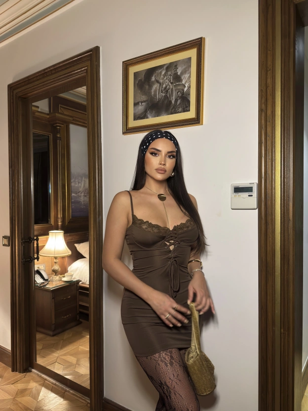 Kahverengi Askılı Dekolteli Mini Elbise